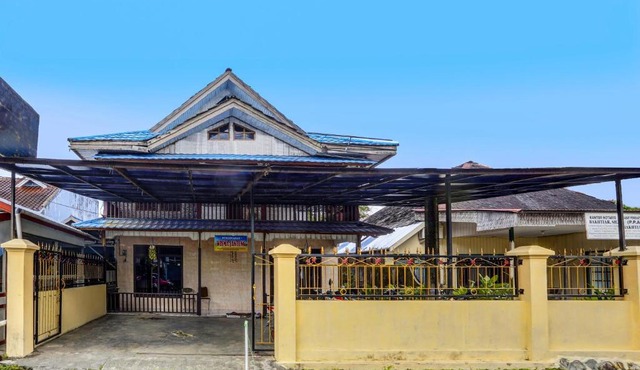 SPOT ON 92529 Penginapan Wisma Bintang Syariah Near MTs Al Ma'arif Kota Bangun in Lebakcelong