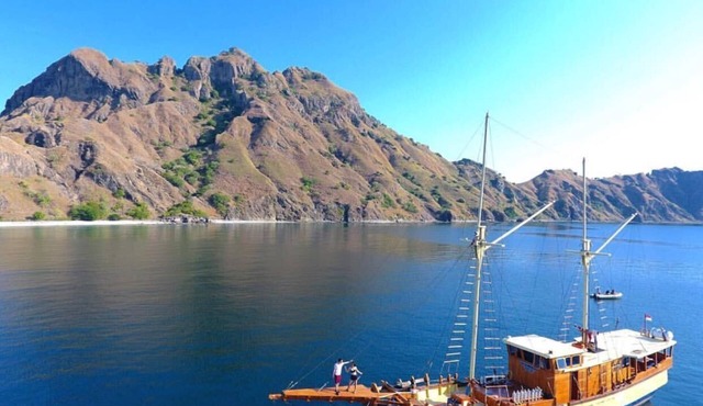 stay on pirate ship at komodo , Indonesia in Labuan bajo