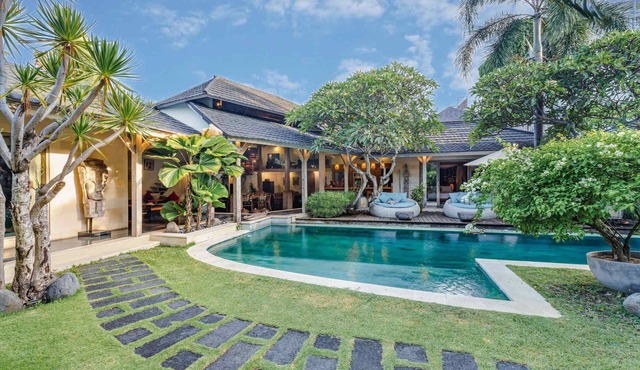 Stunning Stylish Comfort in Seminyak Heart of Upscale Villa in Badung