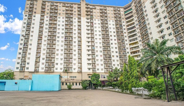 Stylish DBL Retreat W/Free WiFi Parking and Pool in Bekasi