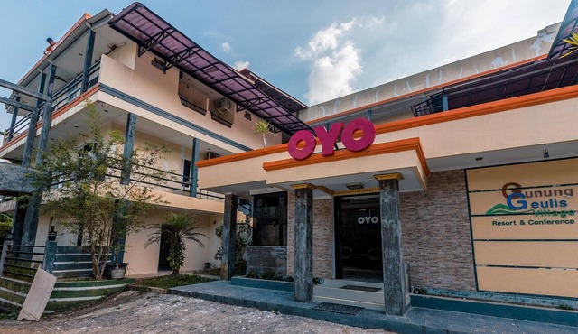 Stylish DBL Suite Escape W/Free WiFi and Parking in Bogor
