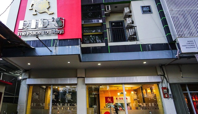 Stylish Delux Twin Stay with Free WiFi and Parking in Manado