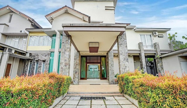 Stylish Double Suite Escape W/Free WiFi in Padang