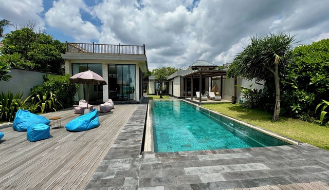 Sukawati Beachfront 3 BDR Villa Private Pool Equipped Kitchen Free Wifi (Nakula) in Bali