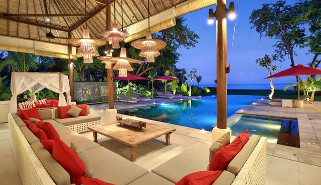 Superb luxury beachfront Villa with Chef & staff. Friends & Family friendly in Kalianget