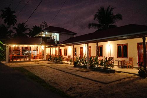 Suzi Beach House Mentawai in Tuapejat