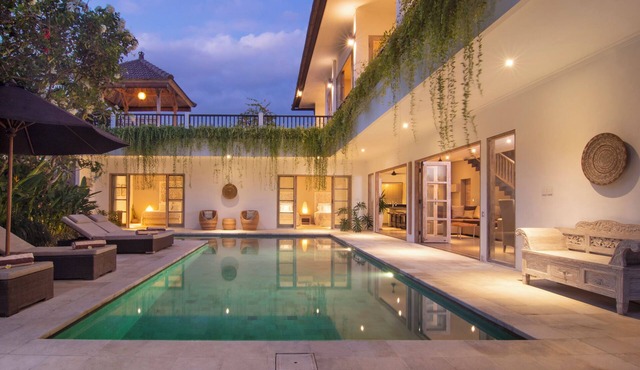 Temple Estate; fully serviced 7 Bedroom villa, central Canggu close to the beach in Canggu