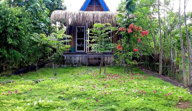 The Only Beachfront Bungalow near Harbor in Lembar