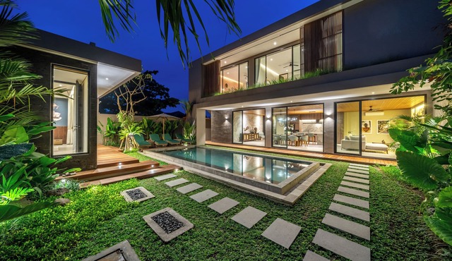The Plaza 4BR w/Pool in Bali’s Eat Street in Bali