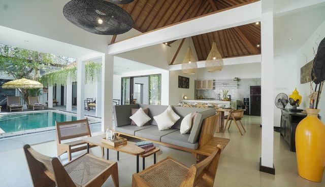 Three bedrooms private Pool at Seminyak walking distance to Beaches in Bali