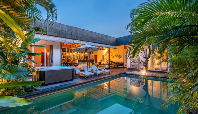 Three Ensuite Bedrooms Hot Tub Tropical Garden in Canggu