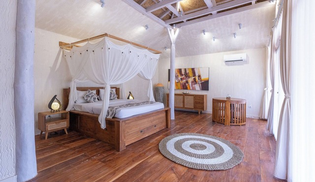 Traditional style Bungalow with modern amenities, only 10km from Walakiri Beach! in Palakahembi
