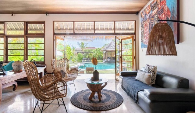 Traditional villa with huge pool and garden 200m to Berawa beach in Berawa