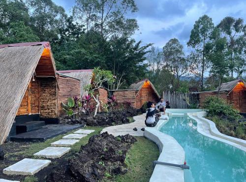 Triangular house and hot spring in Kubupenlokan