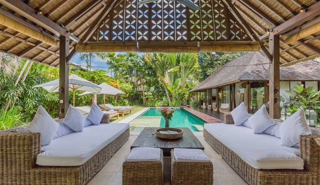 Tropical 3 bedrooms villa, 650m from beach, 1200m2 garden in Batu Belig