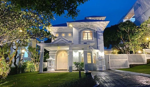 Tropical Villa by Villapedia in Citaringgul 1