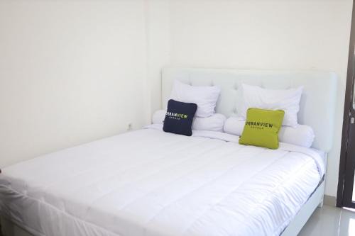 Urbanview Hotel Eropa Maros near Sultan Hasanuddin Airport by RedDoorz in Maros
