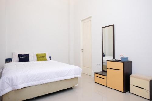 Urbanview Hotel Trisna Tulungagung in Kedungwaru