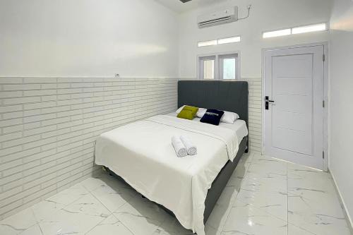 Urbanview Syariah Sasarengan Inn near RSUD Waled Cirebon in Cikancas