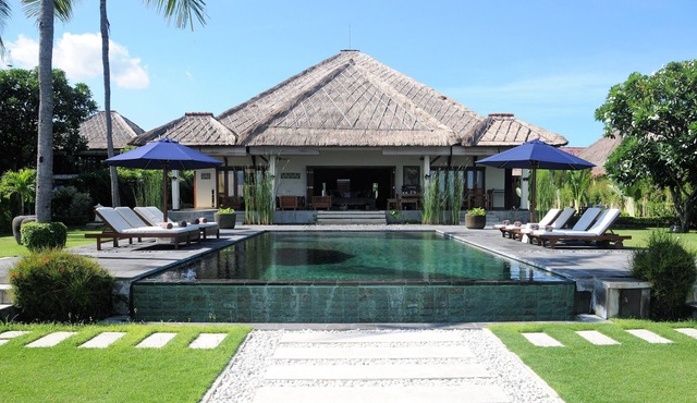 Vacation rental on Bali, 10 persons luxury villa with private pool on the beach in Lovina / Dencarik