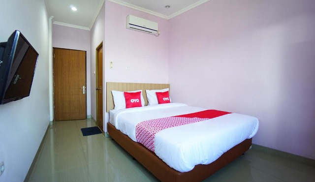 Vaccinated Staff - OYO 1573 Mahera Guest House in Manado