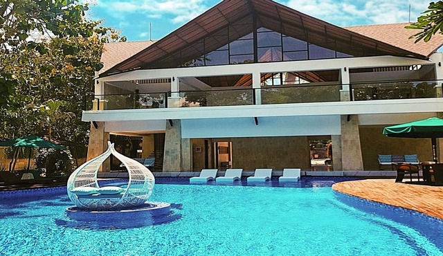 Villa 3 BR Central Seminyak mins to Beach in Seminyak