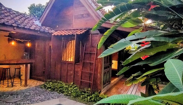 Villa BAgus-Antique Crafted Wood Home Near Seminyak Beach, Fancy Shop&Restaurant in Seminyak