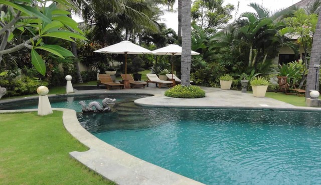 Villa Bahagia, Lovina beach villa with private pool at - up to 10 people in Banjar