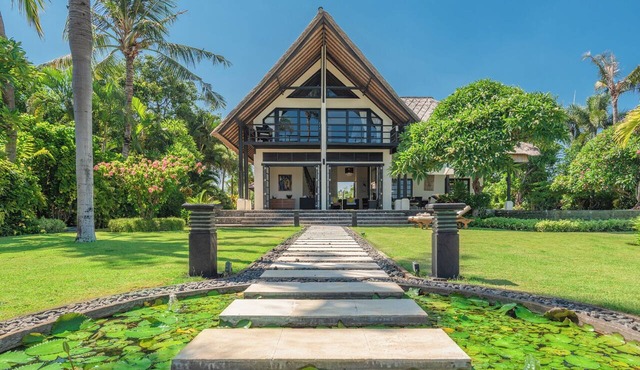 Villa Banjar Beach: Private villa with a chef, pool, and beach - Lovina, North Bali in Banjar