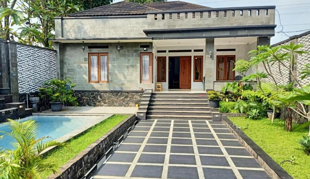 Villa Bukit Tulip in Gununggeulis
