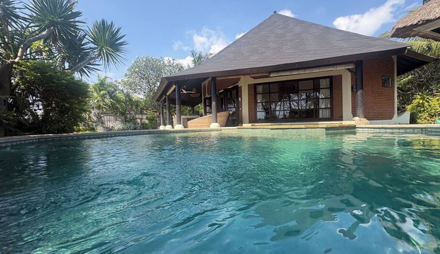 Villa Bundar: fabulous beachfront villa with pool and with staff! in Dencarik / Lovina