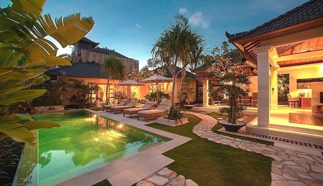 Villa Dayak Bali, a luxury tropical resort in the heart of Seminyak in Seminayk