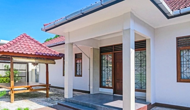 Villa For 8 With Private Pool 4 Minutes Walk To Beach And Local To All Senggigi. in West nusa tengara