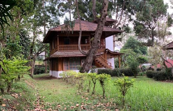 Villa Kayu Puncak by Henny Ariastoeti in Campaka
