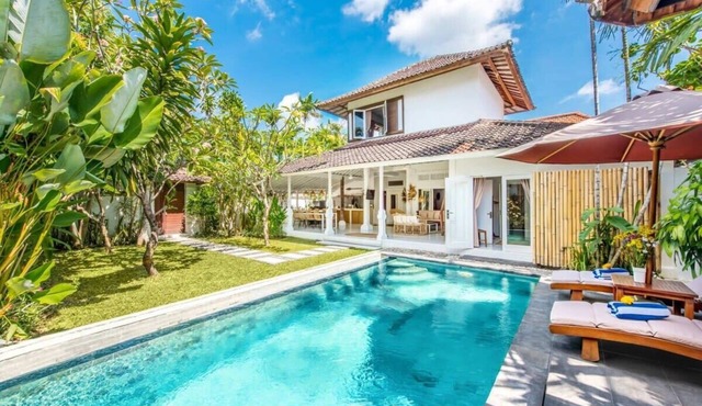 Villa London - 4BDR quiet, pool, prime location in Kuta