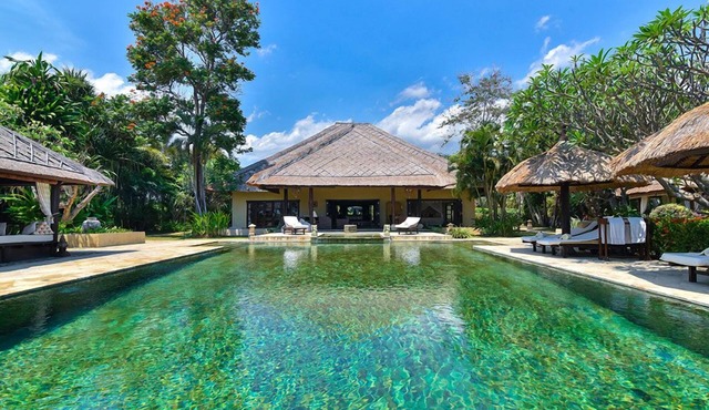 Villa Lotus - 8BR Beachfront Villa With Private Pool And Staff in Seririt