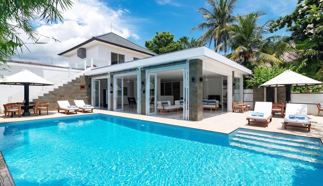Villa Lovina-beach 2, luxury 5 * villa, staff, beachfront, pool, free boattrip in Dencarik