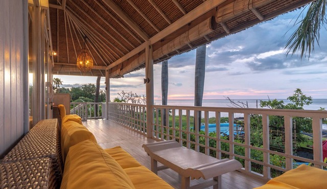 Villa Lumbung - Private, Amazing & Authentic Beachfront Villa in Seririt