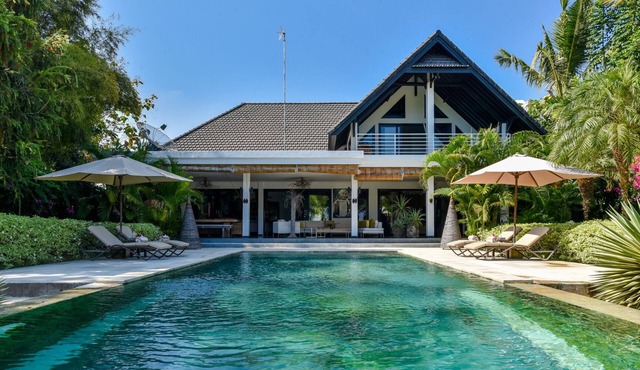 Villa Mahkai - 6BR Luxury Beachfront Villa with 3 Pool and Staff in Lovina