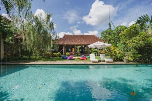 Villa Mirsa - Big Luxury Private Villa Next to Hyatt in Beran-kidul