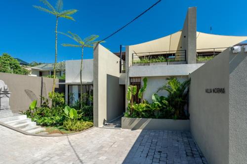 Villa Norma - Modern 3BR with Rooftop Pool near Canggu in Tumbak Bayuh