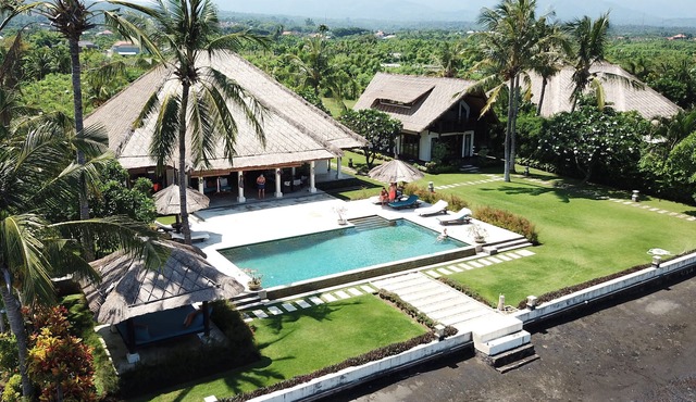 Villa Nusa Indah, Luxurious Beachfront villa near Lovina Bali in DEncarik