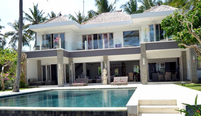 VILLA OF DREAM ON THE BEACH OF PADANBAI in PADANGBAI
