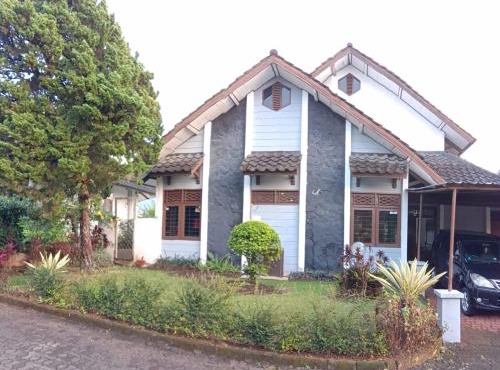 Villa Oma Bougenville 2 in Puncak