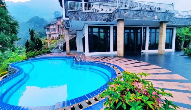 Villa Puncak in Tjiseureuh