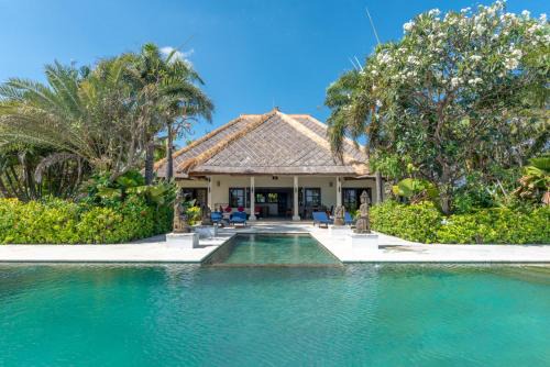 Villa Sali: luxury beach villa with staff! in Bubunan