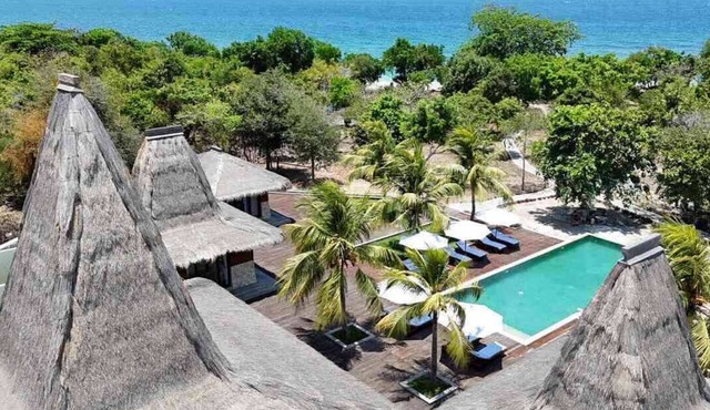 Villa SUMBA, a lush getaway villa beachfront. in Pandawai