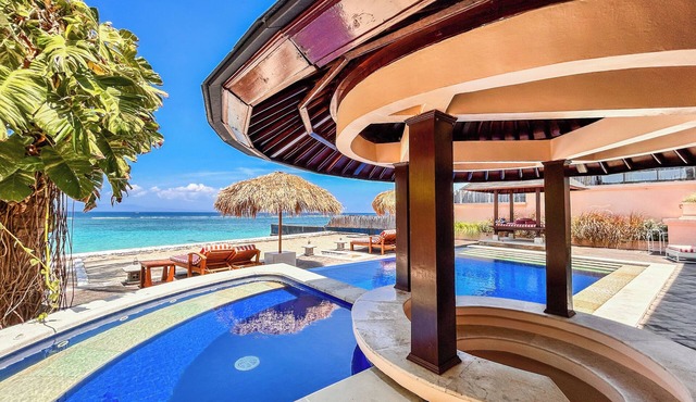 Villa Talia Vashti - 3 Bedroom, Oceanfront villa with Jacuzzi in Sengkidu