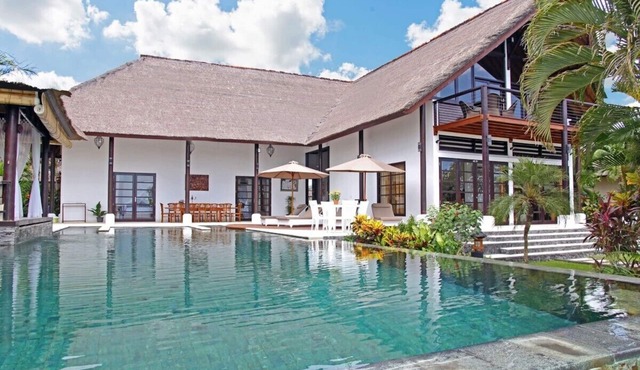 Villa Tri Murti, Lovina beach villa with private swimming pool at - up to 10 people in Temukus