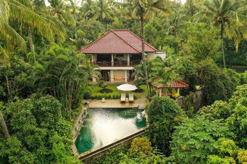 Villa Tunjung- 3BR, infinity pool, staff in Mayong